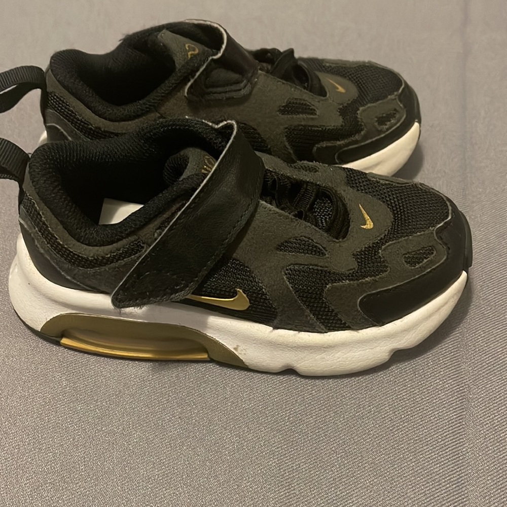 Nike air,  Toddler boys Sneakers w Velcro closing size 9”C